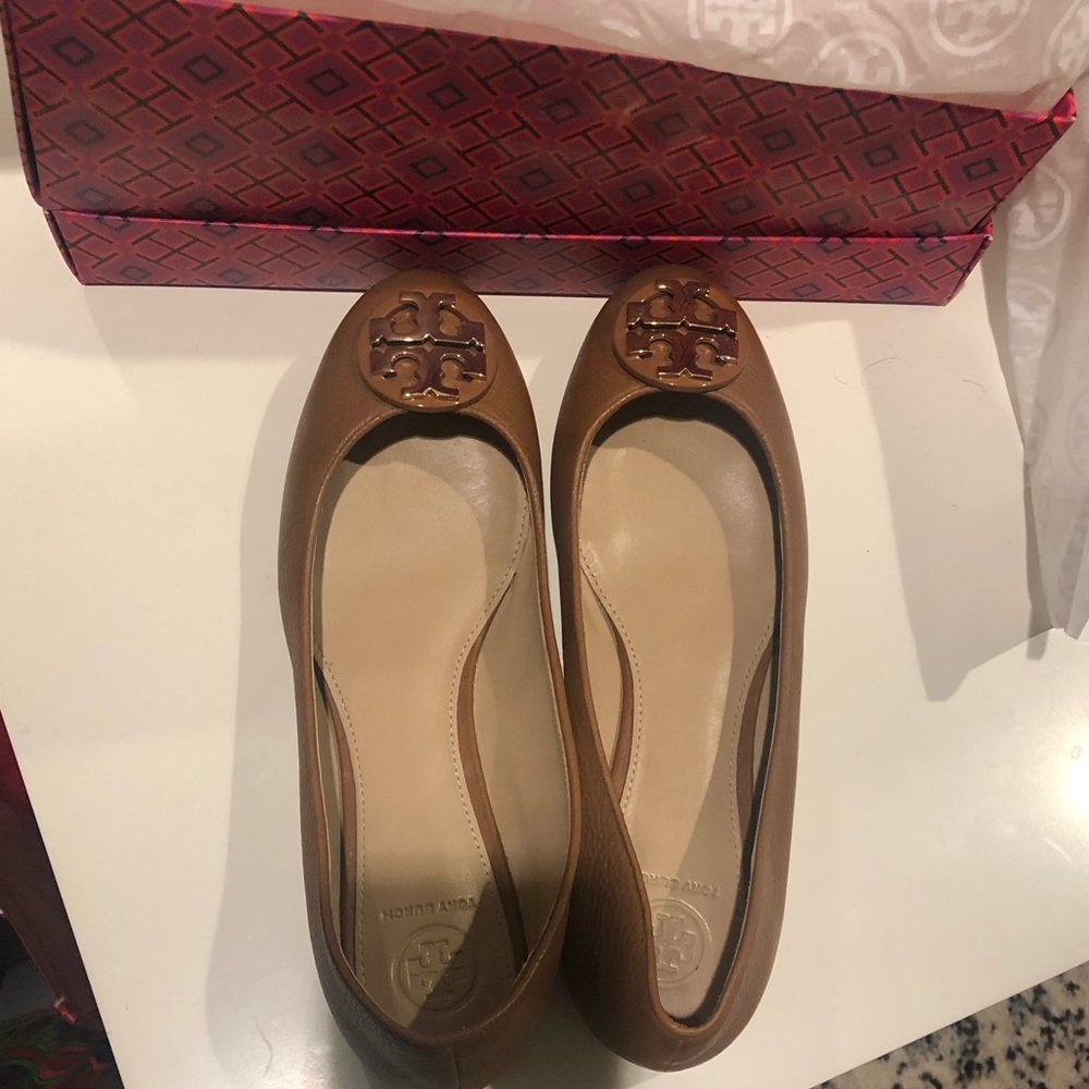 Tan Tory Burch Claire ballet flat tumbled leather.  NWT Size 8.5.  Never worn.